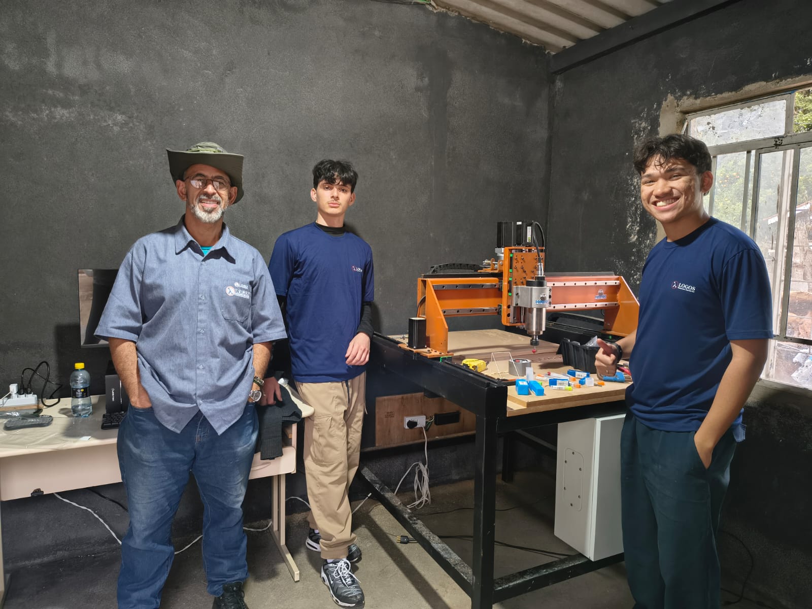 Equipe recebendo sua Router CNC Hawk