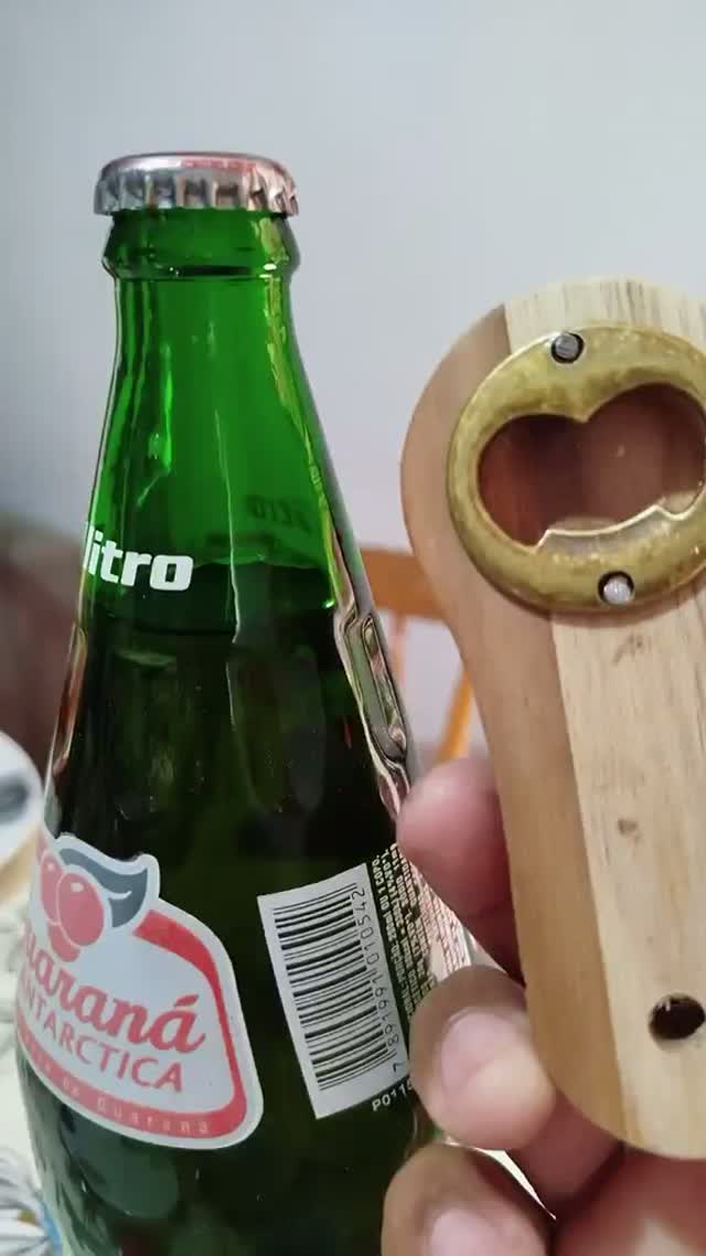 Abridor de garrafa em madeira