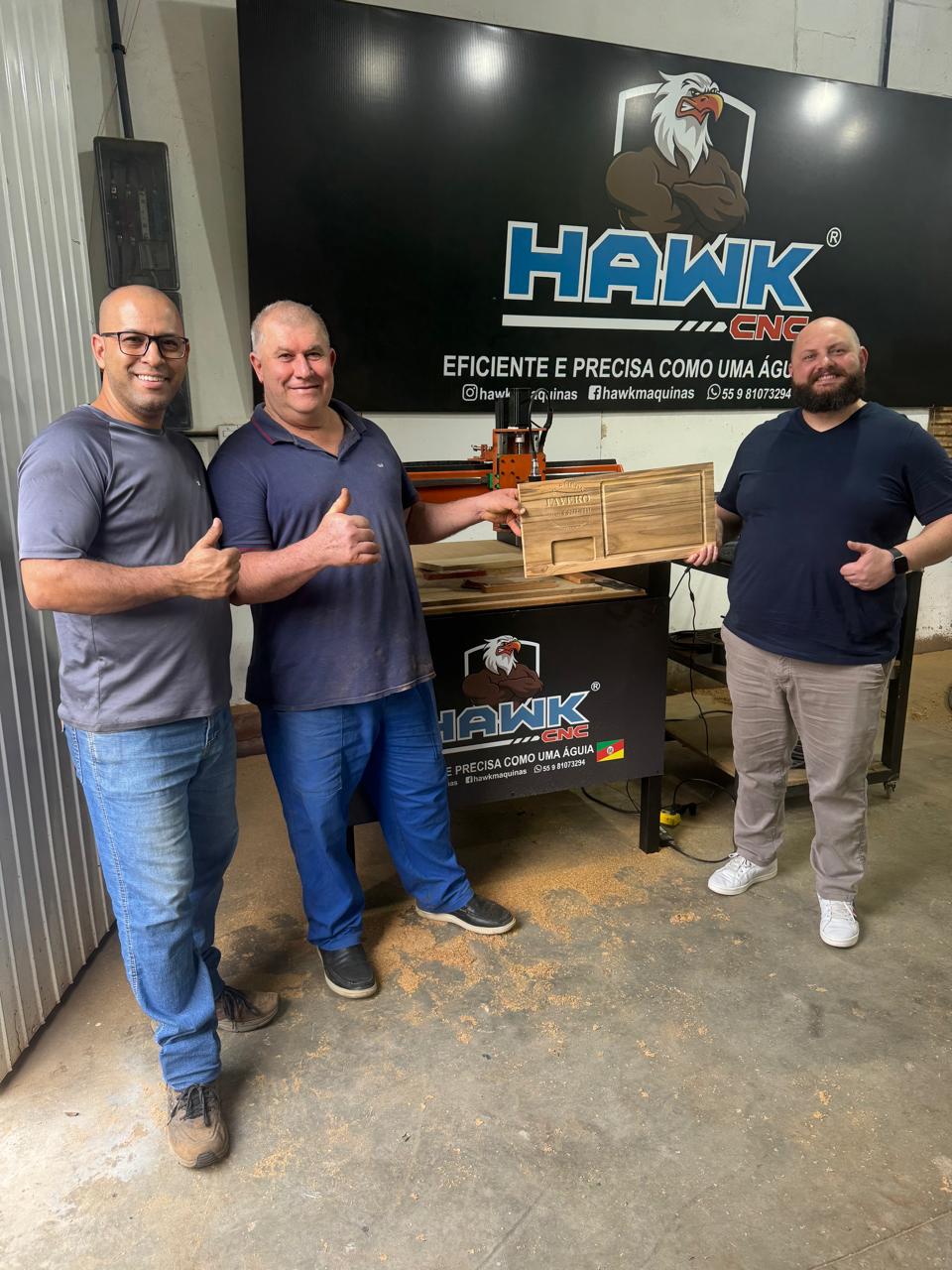 Clientes exibindo trabalho feito na CNC Hawk