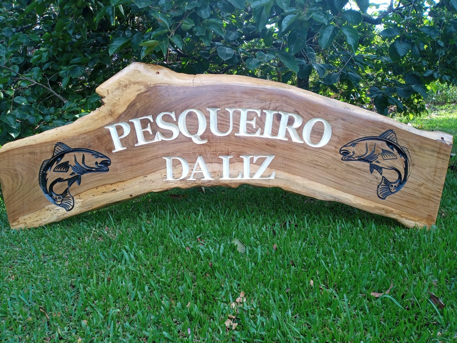 Placa de madeira gravada para pesqueiro feita na CNC Hawk