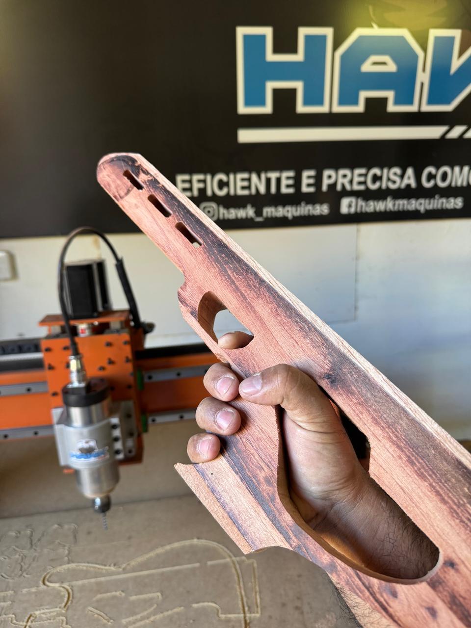 Peça longa de madeira usinada e perfilada na CNC Hawk