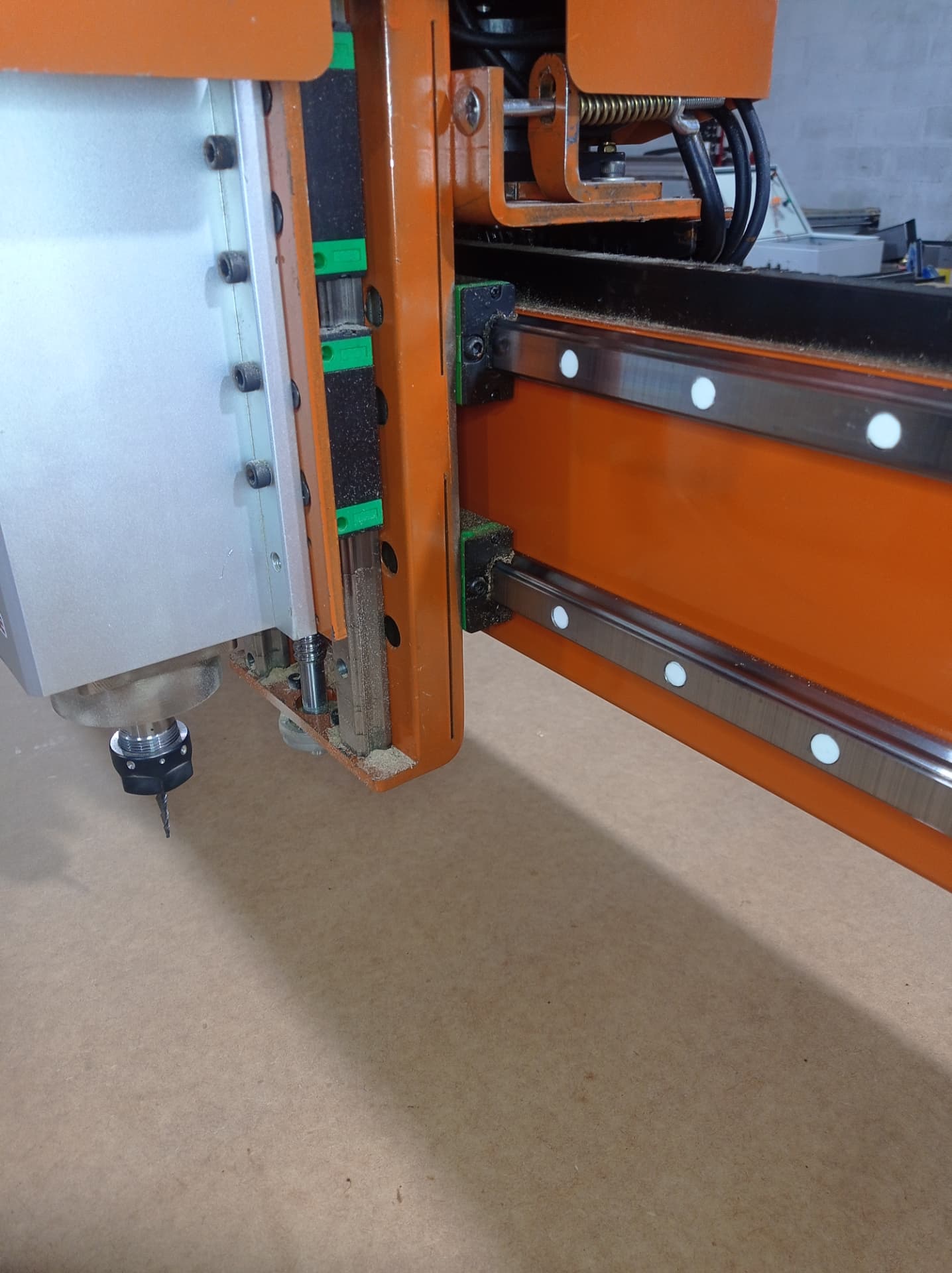 Router CNC Hawk 800 x 1000 — foto 3 (área útil 800 x 1000 x 150 mm, spindle 1 ou 3 cv com inversor)