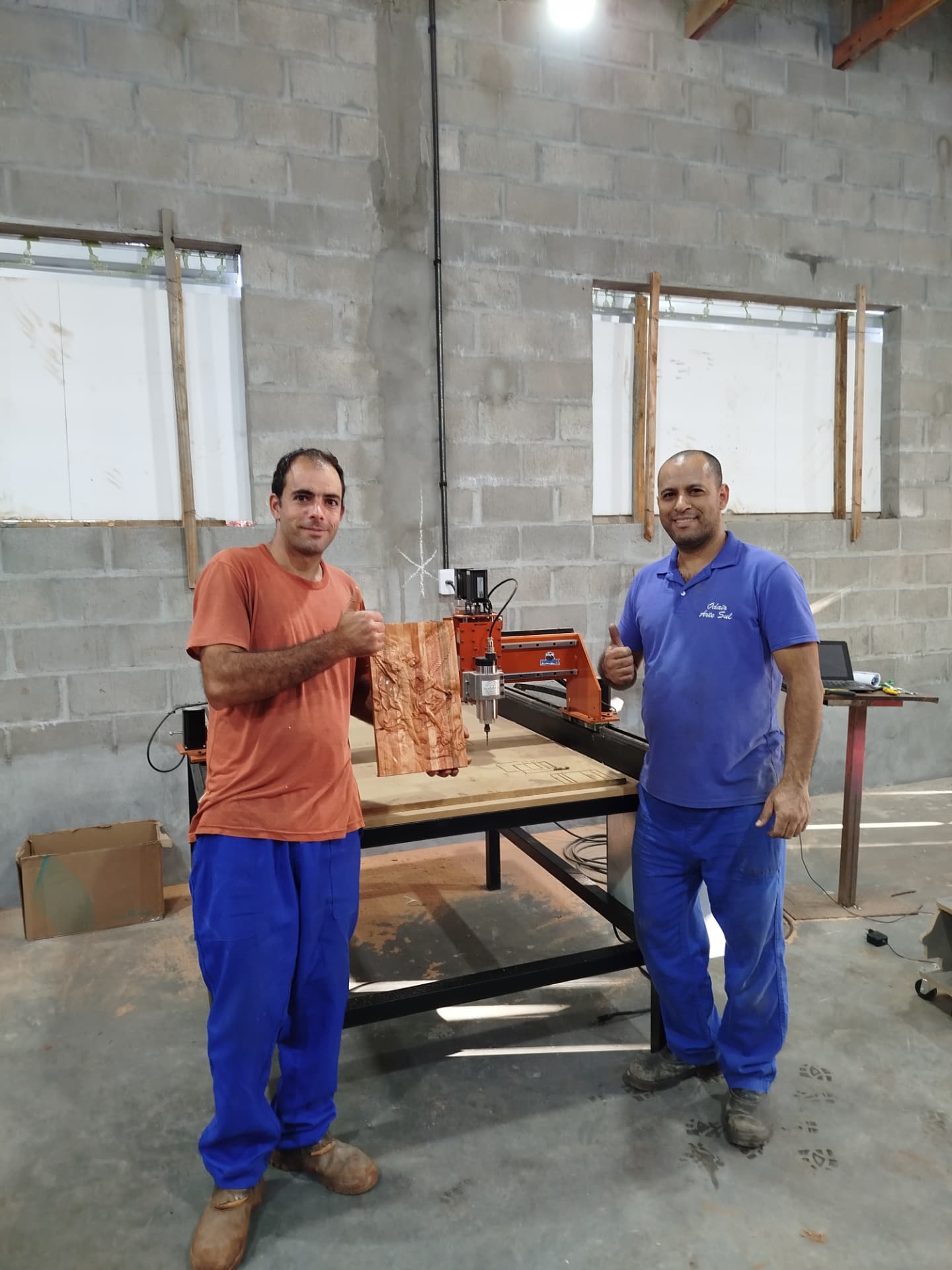 Clientes de Três Passos (RS) exibindo peça usinada na CNC Hawk