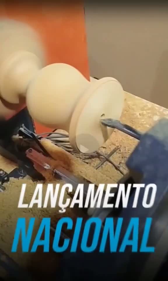 Torno CNC usinando cálice em madeira