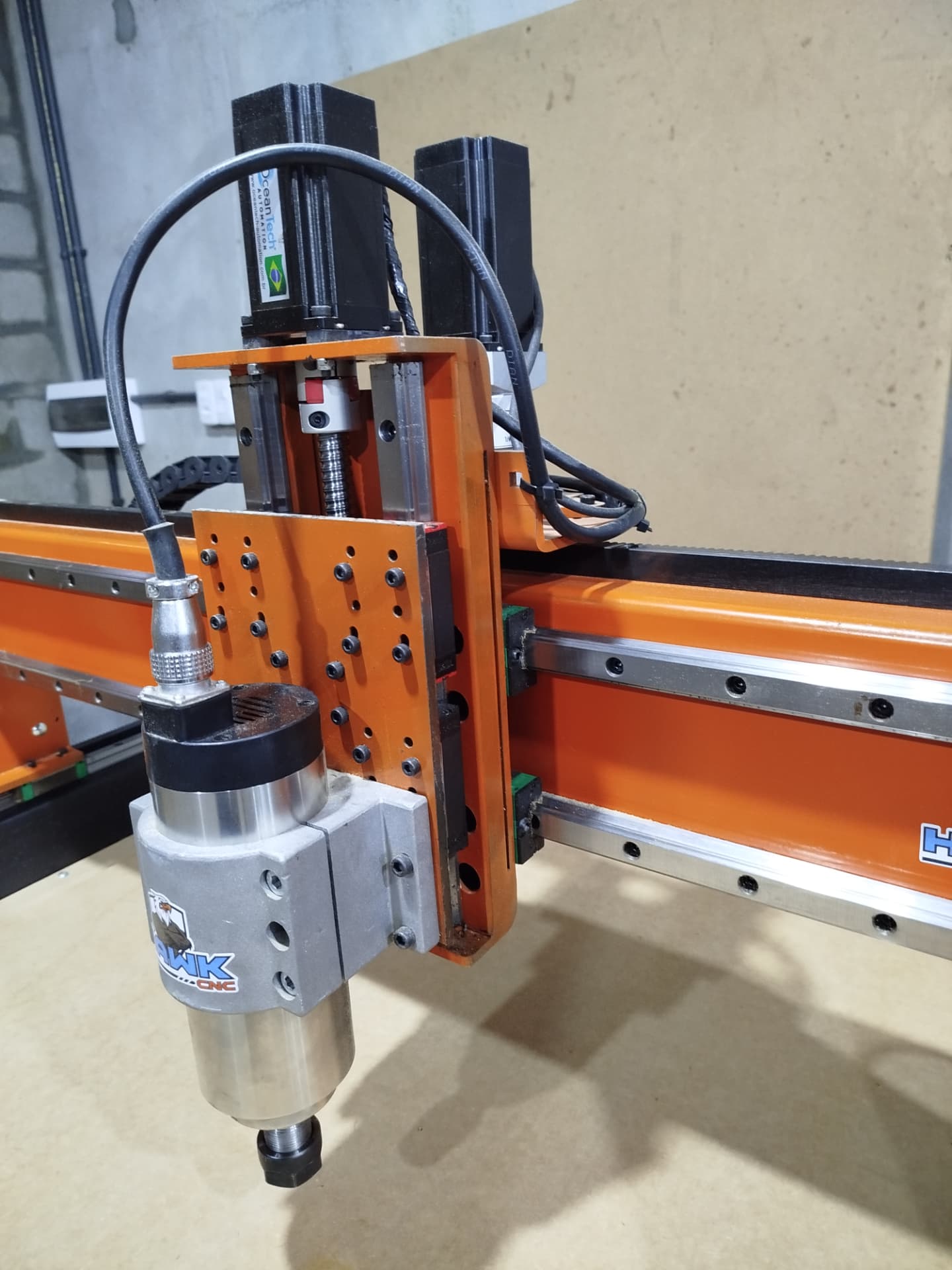 Router CNC Hawk 1500 x 2000 — foto 3 (área útil 1500 x 2000 x 150 mm, spindle 1 ou 3 cv com inversor)