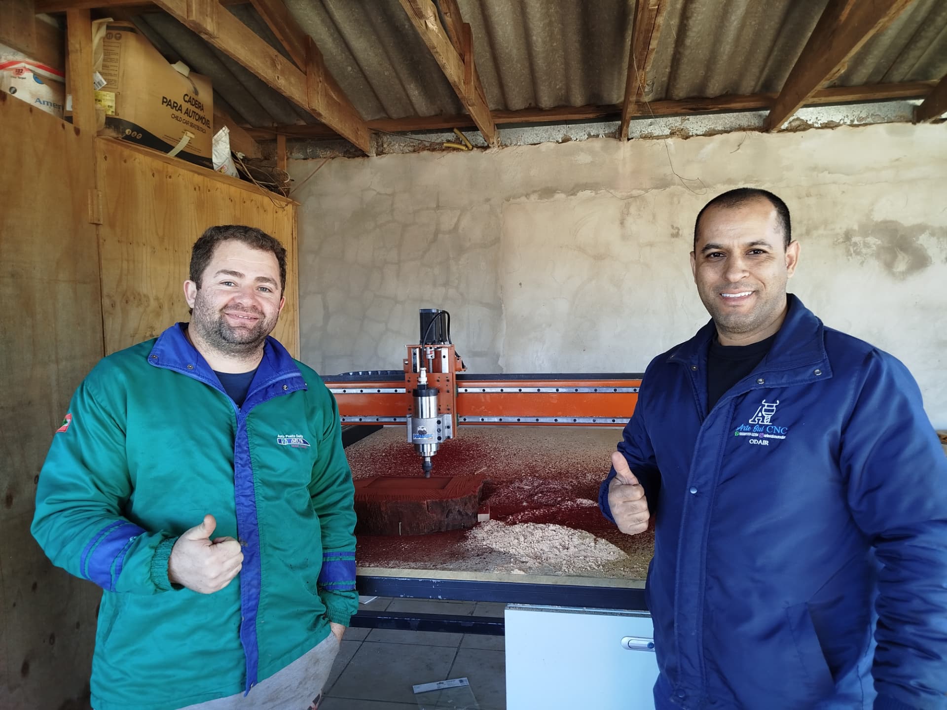 Clientes ao lado da Router CNC Hawk na marcenaria