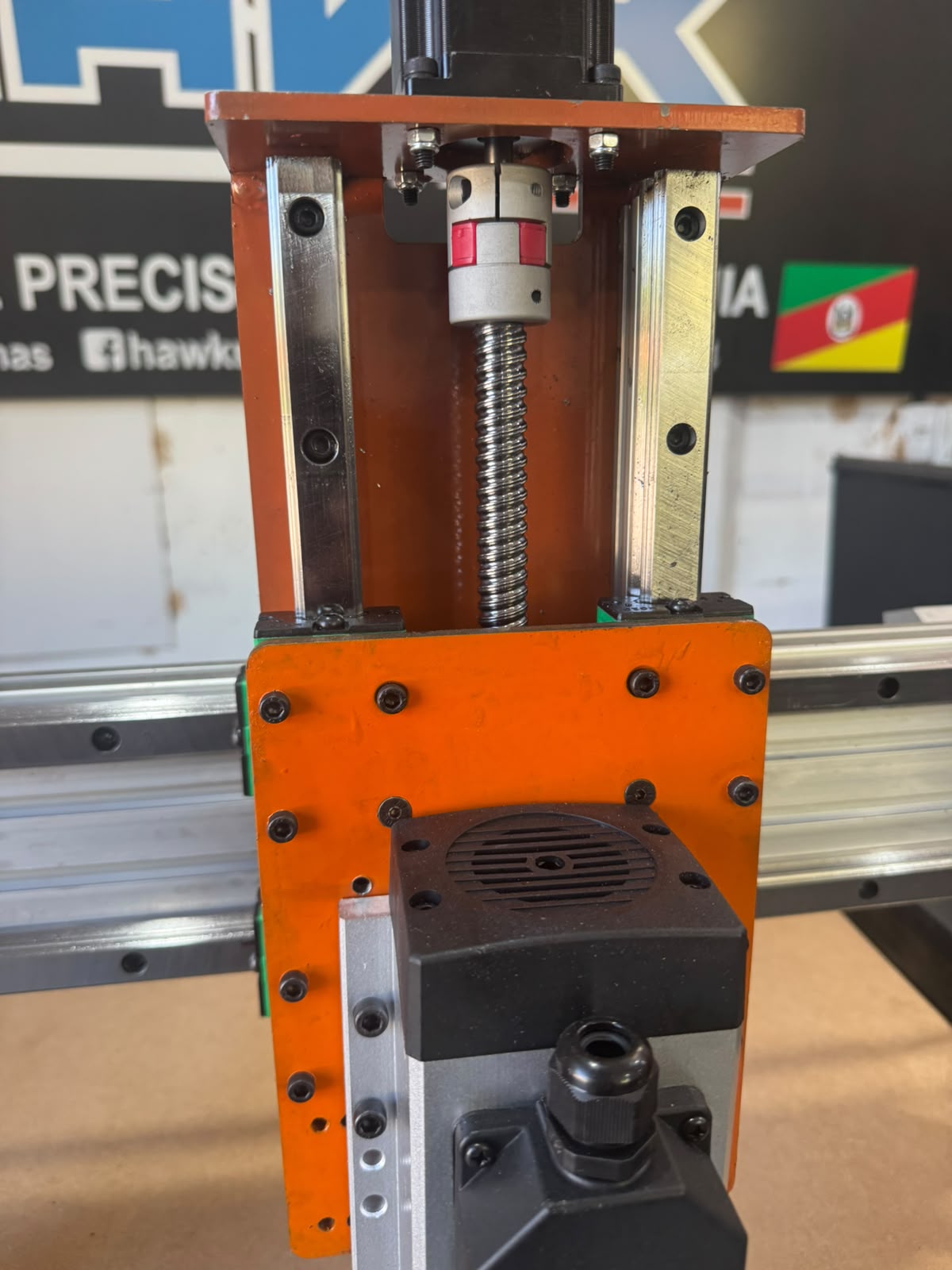 Router CNC Hawk 600 x 800 — foto 5 (área útil 600 x 800 x 150 mm, spindle 1 ou 3 cv com inversor)