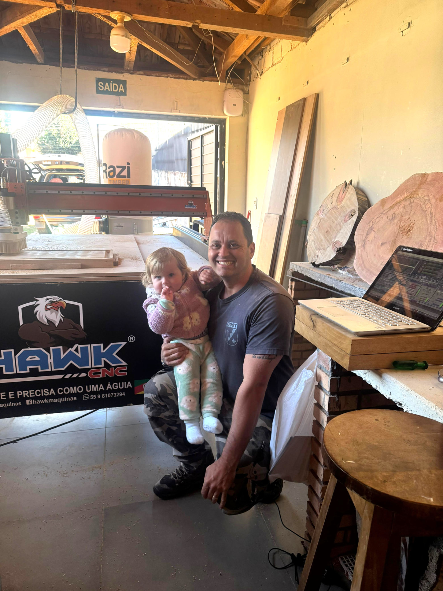 Cliente com criança ao lado da CNC Hawk