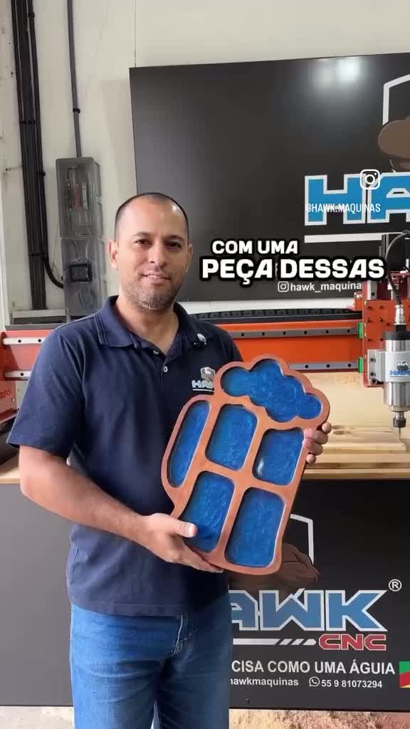 Odair mostra uma peça usinada na Hawk