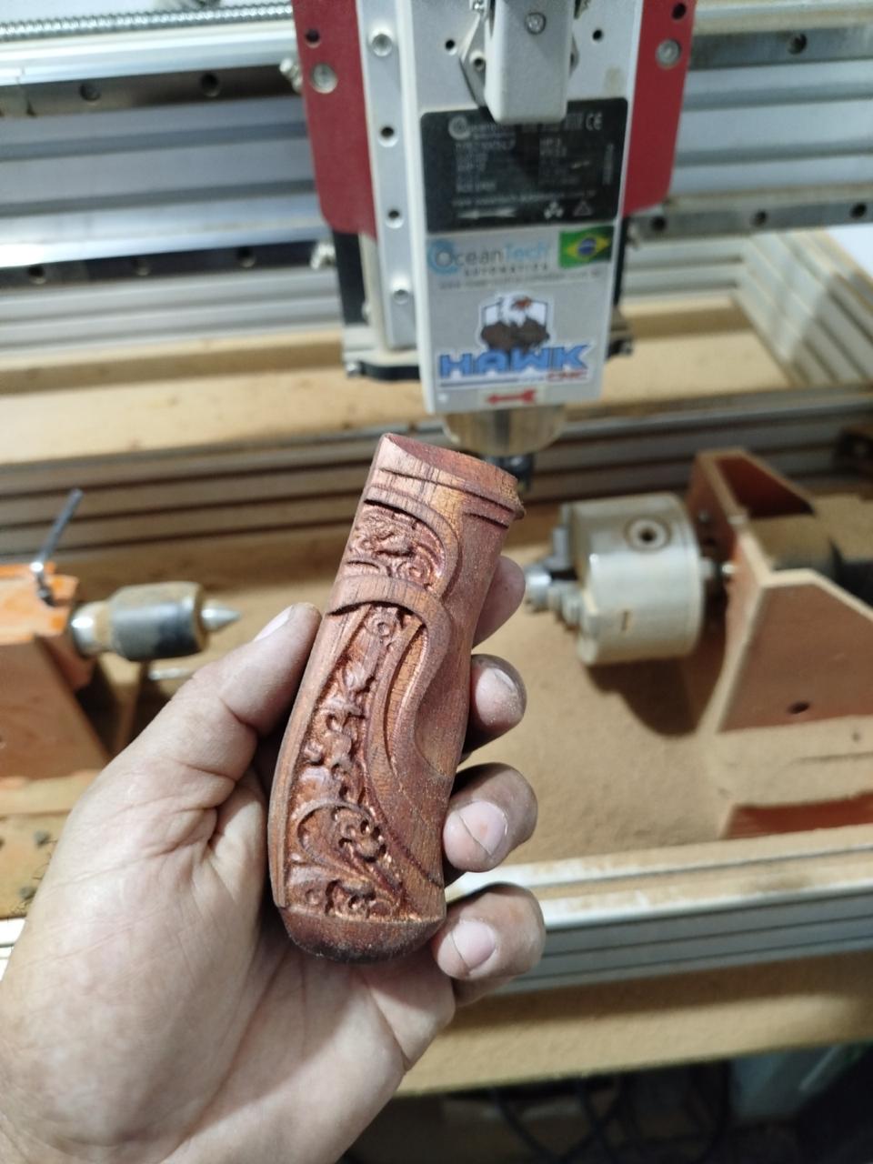 Cabo de madeira com entalhes detalhados feito na CNC Hawk
